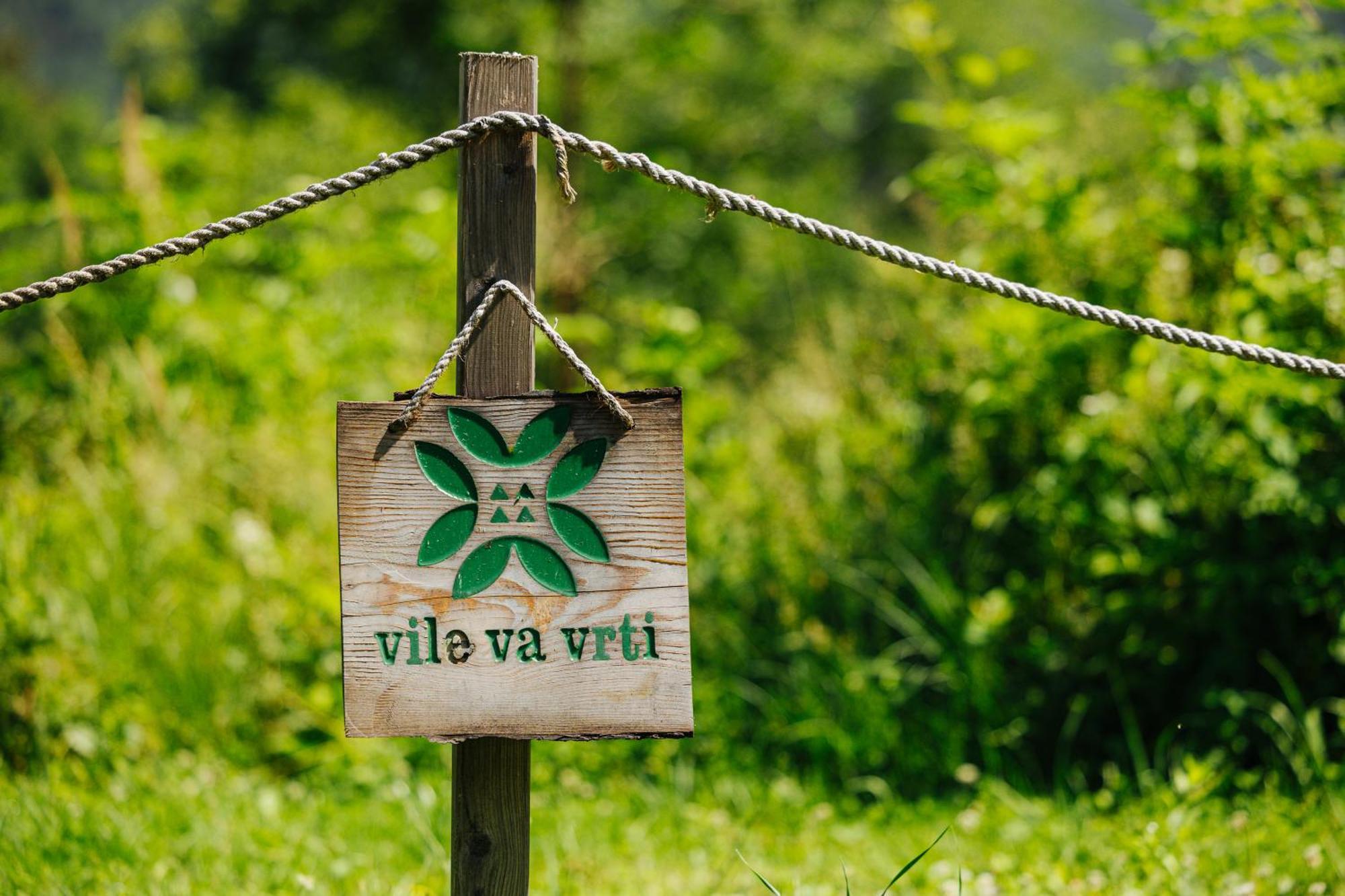 Gozdne Vile Va Vrti Kostel Exterior foto